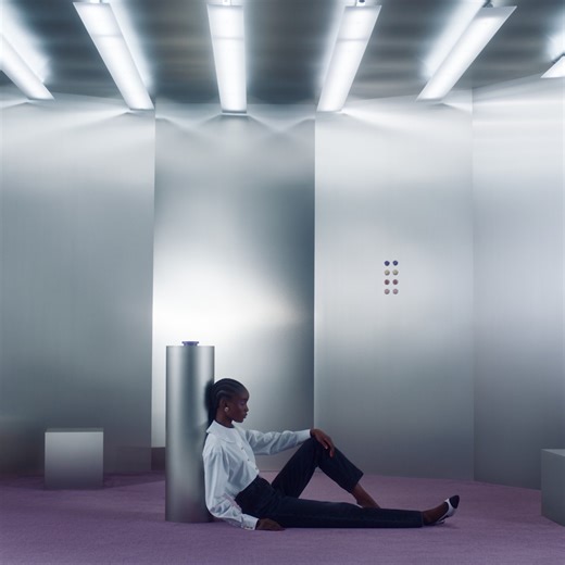 愛上珠寶鈕扣 作為香奈兒的標誌性風格符碼，珠寶紐扣如今啟發全新眼影作品。探索「香奈兒珠寶鈕扣四色眼影 #229星際」四種璀璨色調。限量珍藏。 #Les4Ombres #CHANELMakeup | CHANEL