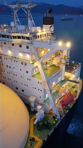 Massive LNG Ships Sailing Across Oceans#shorts