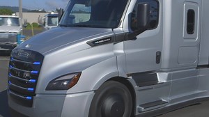 17K views · 423 reactions | Meet the #eCascadia: an on-highway tractor designed for local & regional distribution and drayage. #LeadingTheCharge | Freightliner Trucks | Facebook