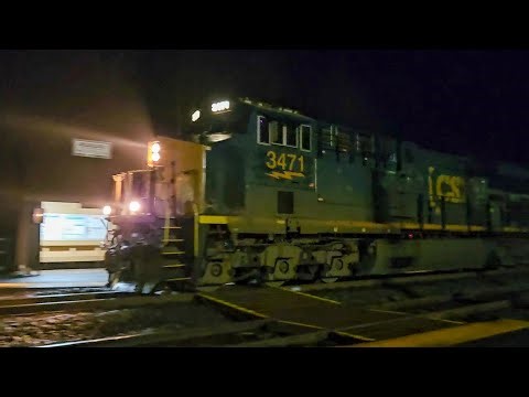 Solo locomotive leads short CSX stack train