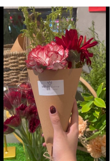 love this cute bouquet from @ROMA Blooms 😍❤️ sooo perfect for valentines🥰#lovemonth #valentinesday #bouquetmaking #flowers #womenoftiktok