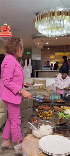 Owner @msglowbeauty Direktur Manager Program @indosiarid bersama @mila.andara6 dan @da7.valen lagi Bukber. Jangan lupa Nonton dan CO ya malam ini di MS Glow