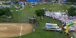 Scandalous: The drone falls on a woman's head (Video)