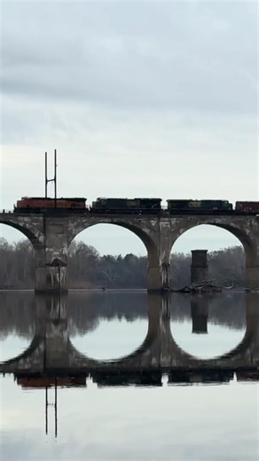 CSX B120 with a BNSF leader crossing over the Delaware River