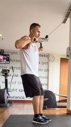 Rücken trainieren und Haltung verbessern - Krafttraining im Fitnessstudio