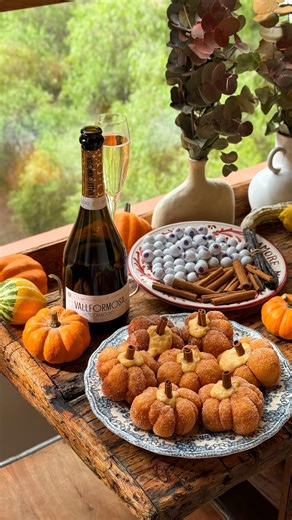 Laura López on Instagram: "Chucho de calabaza relleno de una crema increíble!! ❤️‍🔥🧡🍩🧶🎃🍾 Una receta que os va a encantar, super golosa y que en casa nos chifla para celebrar Halloween. Y para disfrutar a tope de este momento, ¡siempre con cava @vallformosa ! 🍞Brioche: 500 g harina 20 g levadura 60 agua 50 g azúcar 7 g sal 2 u huevos 190 g leche 50 g mantequilla 1 u piel de naranja rallada 1 cucharadita de cúrcuma (o colorante naranja) Acei