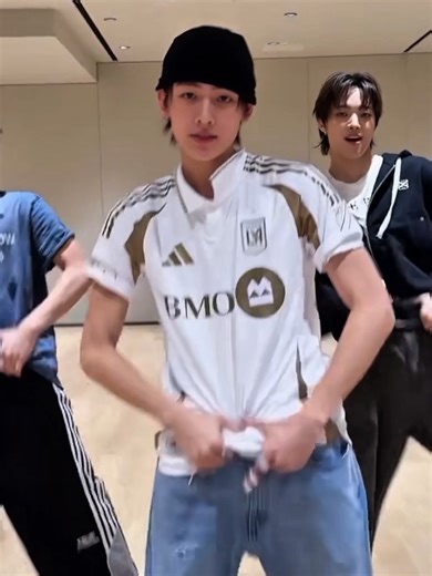 Mastering Body Control: Seonghyeon's Unique Moves