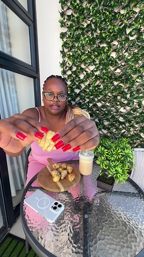 Uhm, how am I juggling an honours degree 2 full tome jobs?🤥 It’s about discipline, i usually study in the early hours and stay up late ag that.😮‍💨 During the day, i get to create content & tutor my learners when they get back from school. 🤍 #gracemondlana #makebreakfastwithme #foodtiktok #breakfastideas #whatieayinaday #studywithme