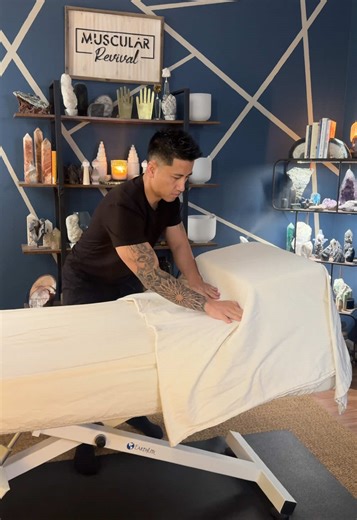 Over the years, I’ve refined quite a few details in my table setup and my clients truly notice and compliment the difference.😃 Prenatal massage isn’t just about comfort. Research-supported benefits include:🤰 • Helps reduce lower back, hip, and sciatic pain • Decreases stress, anxiety, and cortisol levels • Improves sleep quality and relaxation • Supports healthy circulation and reduces swelling (edema) • Relieves muscle tension caused by postural changes • Encourages the parasympathetic (rest-