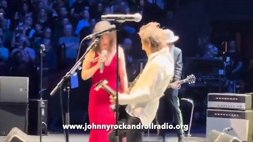 “Remember (Walking in the Sand)” is a classic song originally performed by The Shangri-Las in 1964. Written by George “Shadow” Morton, it became a top-five hit and has since been covered by numerous artists. ￼ In May 2023, a tribute concert for the late guitarist Jeff Beck was held at the Royal Albert Hall in London. During this event, a remarkable rendition of “Remember (Walking in the Sand)” was performed by an ensemble of renowned musicians: • Ronnie Wood: Guitarist of The Rolling Stones, kno