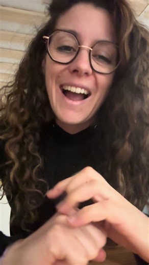 Le rythme, élément indispensable pour un bon sommeil du jeune enfant ! Alors on dit ne pas réveiller un enfant. Oui, mais quand le rythme d’un bébé est trop aléatoire, on peut le réveiller le matin pour en instaurer un. On peut aussi réveiller un bébé qui fait une sieste trop longue qui risque d’impacter le temps de sommeil suivant. Si ton enfant rencontrer des problèmes de sommeil, viens en discuter en message privé pour qu’on trouve des solutions ensemble 🤗