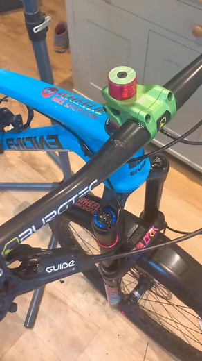 New Decals at Wheelie Bike Shop🚲 #wheeliebikeshop #bikeshop #mtb #downhill #enduro #enduromtb #trails #rockshox #bikepark #custombike #wrap #carwrap