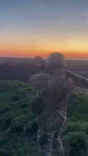 🇺🇦 Ukrainian soldier successfully intercepts Russian cruise missile using Polish Piorun system 🇵🇱A Ukrainian operator has been seen celebrating after shooting down a Russian cruise missile with the Piorun MANPADS, a modern short range air defense weapon developed by Poland’s MESKO company.The system is based on the Soviet 9K38 Igla design but significantly upgraded with a new warhead and improved targeting capability. It is designed to engage targets flying at distances from 400 meters to 6