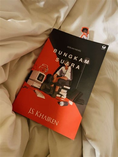 selama baca buku ini siapa yang tersenyum getir? yak btul saya ✋🏻 ((di video ini bukan representasi seyum getir, anyway)) salah satu yang bikin senyum itu pas baca singkatan-singkatan, kaya nama-nama kementerian gitu dikasih singakatan kocak. wajar sih nama negaranya diplesetin jadi “Lawaknesia”. satu lagi yang bikin senyum, pas nyadar nama Rango Yatmerak itu anagram dari Orang Merakyat. pembaca be like : 🤐 disclaimer: cerita di buku ini bukan di negara kita ya guys, tapi ini di negara tetangg