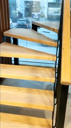 🆕🆕🆕🆕 réalisation escalier double limon crémaillère 〽️ ❇️Marches en bois massif chêne ❇️Main courante en bois massif chêne ❇️Garde-corps métallique simple 🔰L’escalier parfait dans son cadre parfait Qu’en pensez-vous????? | L'atelier du Métal
