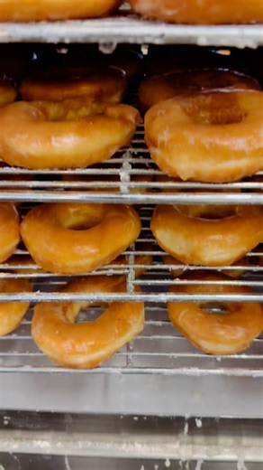 Sunday ☀️ Football 🏈 Colts Long’s Bakery =💙💙💙 Who are you rooting for today⁉️⁉️ Visit us today #madefromscratch #longsbakery #donuts #bakery #indy #bakerylife #naptown #whitebox #southport #familyowned #donutshop #colts #nfl #sunday #football #317 #family #yum | Longs Bakery