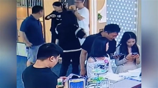 小姐姐，你咋只穿内裤就出来吃饭！盘点监控下的离谱瞬间，我一般不会笑，除非忍不住