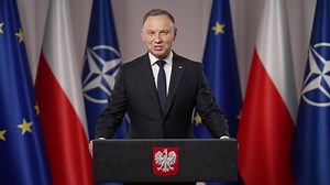 Prezydent Andrzej Duda: Za półtora roku Polska obejmie prezydencję w #UE. Trzy nasze cele : ✅ pogłębienie współpracy transatlantyckiej; ✅ dalsze rozszerzenie Wspólnoty o Ukrainę, Mołdawię i Bałkany Zachodnie, a w przyszłości także i inne kraje do niej aspirujące; ✅ wzmocnienie bezpieczeństwa energetycznego Europy. To zadania ambitne. Żeby je zrealizować, potrzebna jest bliska współpraca między Prezydentem, rządem oraz Sejmem i Senatem. ❗️Dlatego już jutro złożę projekt ustawy, który określi ramy