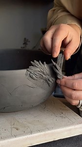 🇬🇧 Today we want to show you a simple but beautiful idea — how to create a petal texture on a big bowl. When we press clay into the plaster mold, we smooth it and scrape off the extra clay with a wooden spatula. And one day, we noticed — these little scraps look just like petals! So, we started using them for the outside texture. Here we used black clay G&S 371, Amaco PG-24 Night Rain glaze, and C5 Charcoal for the petals. And celadon glazes — they always make textures pop! 🇨🇿 Dnes vám chcem