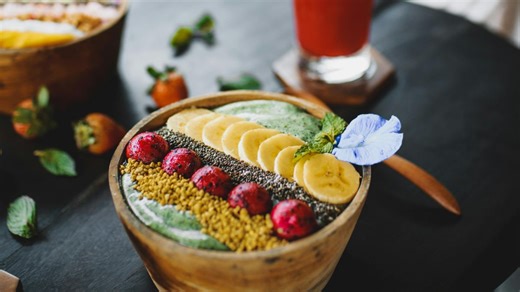 Smoothie Bowl aux fruits rouges & spiruline : le petit-déj plein de super-aliments qui fait du bien