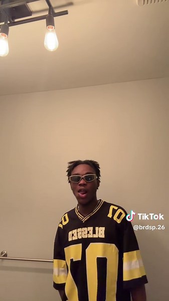 Eye Makeup Tutorial with Loïs and Ariel