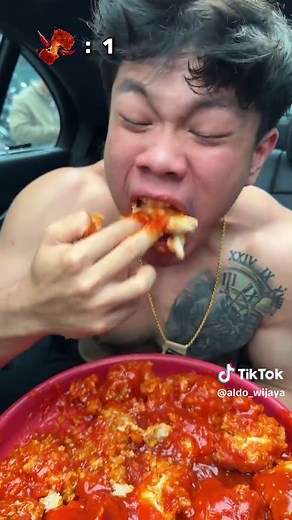 Nampol Bibir Pedesnya Makan Ayam Kocak