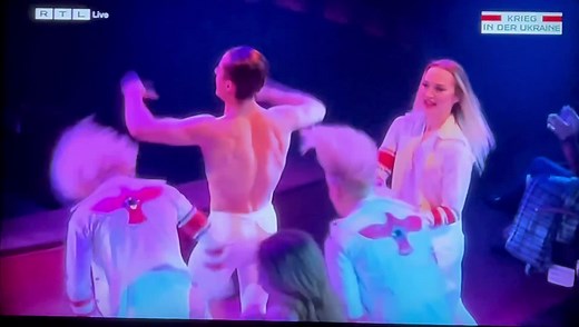 Der Circus Krone in München beschäftigt nicht nur Artisten aus der Ukraine, sondern holt derzeit auch Familienmitglieder der ukrainischen Mitarbeiter in Sicherheit nach München! Danke! 💙💛 | Rebecca Siemoneit-Barum