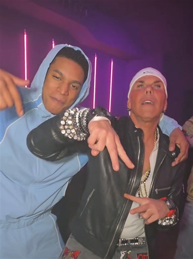 Redo XXL Hamburg? ⚓️ Ich war in Hamburg unterwegs und habe mir auf der Reeperbahn die Atmosphäre und das Umfeld angeschaut. Mich interessiert, wie Gastronomiekonzepte in unterschiedlichen Städten wahrgenommen werden. Deshalb habe ich mit Menschen vor Ort über die Idee gesprochen, wie ein Konzept wie Redo XXL im Hamburger Umfeld wirken könnte. Die Gespräche waren spannend und geben interessante Denkanstöße für die Zukunft. #hamburg #kiez #nachtleben #gastro #reeperbahn