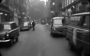 Take a ride round London in the late 50s. How things change! #Vintage #ClassicCars #London #TheFifties #Transport | Vintage et Industrial