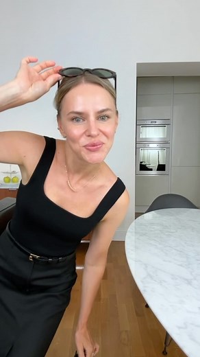 Anna Yakimenko – стилист on Instagram: "Как на основе простой черной юбки сделать 3 разных образа #stayminimalstaychic #90sstyle #outfitinspiration"