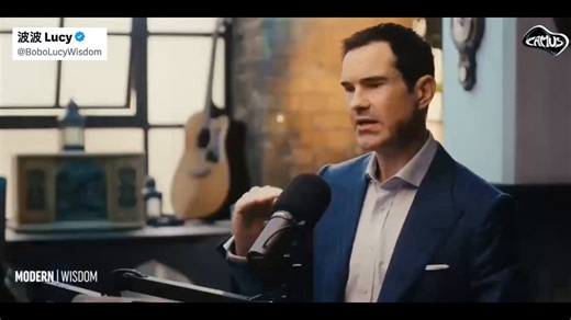 下面这句话会不会触动你反思自己的野心和你的追求？人生中你可以拥有任何东西，但你不可能拥有一切。真正的掌控力在于明智地选择你的地位——并像守护最宝贵的财富一样守护你的自主权。吉米·卡尔在克里斯·威廉姆森的播客节目中说：“你的野心是期望自己缩小现有条件与理想条件之间的差距。而你期望得到的权利资格（也就是社会地位）是则期望别人为你缩小这种差距。“他拿脱口秀演员距离，很多喜剧演员好不容易实现了单口喜剧的梦想……却立刻投身演戏或电视行业，放弃了对事业的掌控。而实际上，做自己真正能掌控的事情（播客、单口喜剧、走自己的路）往往才是长远来看更有地位的选择。不会被取消，不会被老板左右，拥有真正的自由。段话正是我引用的这段话的外延——这就是权力（power）和权利（right）的区别，看我引用的文章。～关注我，一起探索心灵自由之路～