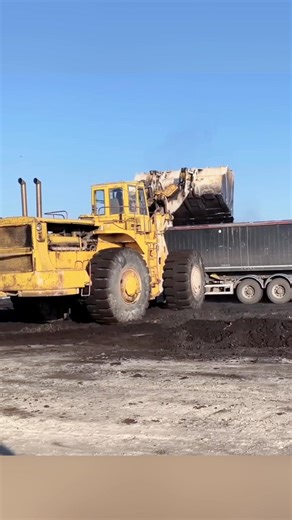 46K views · 750 reactions | Cat 992B in Action - Strength, Precision, and Power Combined! ️ #Cat992B #WheelLoader #fblifestyle | Konstruksi Berat | Facebook