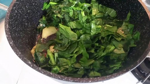 Buna dimineata! Spanac la cuptor. O reteta deliciosa! İngrediente: - 400 gr spanac - 1 cartof - 1 ceapa - jumatate ardei capia rosu - 3 linguri ulei - 1,5 faina - 200 ml lapte - sare,piper,fulgi de ardei - 100 ge cascaval O zi minunata! | Retete turcesti