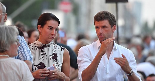 Thomas Müller und Ehefrau Lisa räumlich getrennt: 'Abschied von geliebten Menschen'