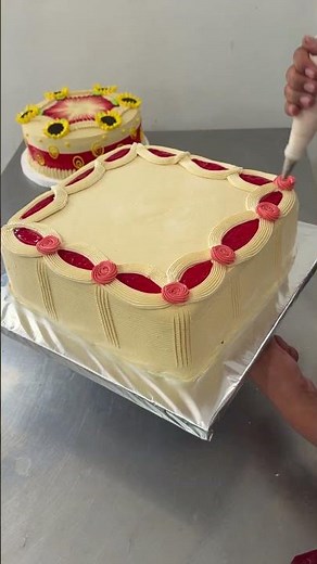 TORTA CUADRADO CON ROSAS EN CHANTILLY