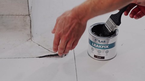 Polar Clear Leak Fix Paint - 17 oz - One Coat Waterproof Sealant with Reinforced Fibers, Instantly Seals Leaks & Cracks for Roofs, Drainpipes and Gutter Repairs for Exterior Use