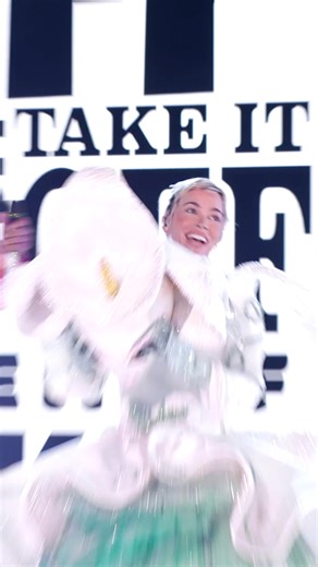 How special to have podcaster and Real Housewives of Beverly Hills alum Teddi Mellencamp grace #TheMaskedSinger stage! 🌷✨ #CallaLilyMask Stream her reveal episode on Hulu now! | The Masked Singer