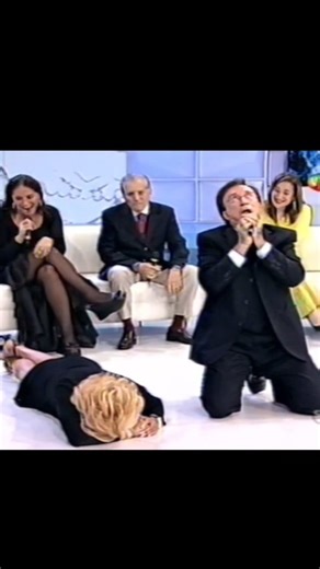 Hebe Camargo on Instagram: "Segunda é dia de Hebe! ✨💖 Hoje vamos lembrar que ela mesma se intitulava a rainha das gafes! 👑😂 Nesse programa com @cleo, @leaolobotv, @soniaabrao ,@moacyrfranco, @calbertonobrega e @fafadbelem, Hebe pergunta se Cléo conheceu o avô — o ator e pai de @gpiresoficial , Antônio Carlos Pires — e Cleo diz que o avô ainda estava vivo, o ano era 2004 e todos caem na risada e Hebe e Moacyr caem no chão! 🤣🎭 Cléo, simpática e super empática, responde que também é a rainha d