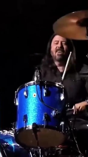 #DaveGrohl vocalista de #FooFighters tocando batería. #Nirvana #drums #youtube #short