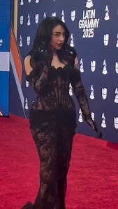 Mixeados on Instagram: "SIRVIÓ  El look de Nicki Nicole en los Latin Grammy no tiene sentido "