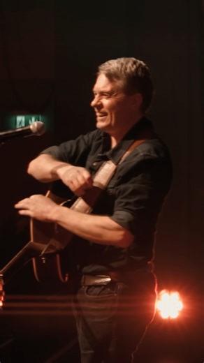 Leute, am kommenden Freitag geht es wieder los: Unser #irishpubontheroad macht sich auf den Weg nach WUPPERTAL und OFFENBACH! ✌🏻🥳☄️🌪️ Sagt allen Bescheid, die etwas Freude, Musik und gute Laune gebrauchen könnten! See you there! God bless, Euer Jimmy 😎 TOURDATEN: 11.04.25 WUPPERTAL 12.04.25 OFFENBACH 02.05.25 LÜBECK 03.05.25 LEIPZIG 04.05.25 MÜNCHEN 30.05.25 HANNOVER 31.05.25 BERLIN 22.06.25 BAD VILBEL HESSENTAG Trier 🎥 by @jim_muller #jimmykelly #jimmykellyandthestreetorchestra #thunder #l