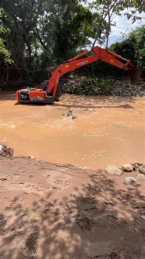 Hitachi 200 | Geiner Chacon