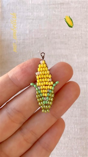🌽 ¡Un pequeño maíz hecho de cuentas que seguro llamará la atención! 💛 #diy #hechoamano #handmade