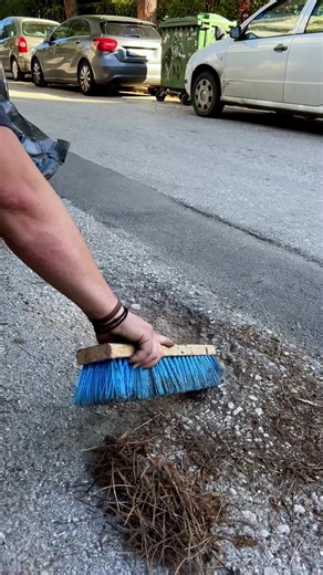 Πώς να εφαρμόσεις σωστά την ψυχρή άσφαλτο. Ένα. Καθάρισε τη λακούβα. Δύο. Ρίξε το υλικό μέσα. Τρία. Άπλωσε ομοιόμορφα το υλικό. Τέσσερα. Πάτα το καλά. Θες να βάλεις ένα βαρίδι χειρός; Θες να βάλεις οδοστρωτήρα; Θες να το πατήσεις με το αυτοκίνητο; Και νούμερο πέντε, ασ’ το ελεύθερο να σταθεροποιηθεί. #potholes #europatch #λακκούβες #coldasphalt #asphalt