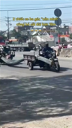 2 chiếc xe ba gác "oằn mình" cõng bó sắt dài hơn 10m 😨 #giaothong #antoangiaothong #laixeantoan