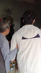 627K views · 10K reactions | Đi chúc tết thế này thì Tết sau vẫn nhớ ... Tình cảm gia đình họ mạc xóm làng.. Vui cười phấn khởi ko phải vì con là .... Mà chính con là ..tú hơi nhây tí thôi.. | Sông Thương | Facebook