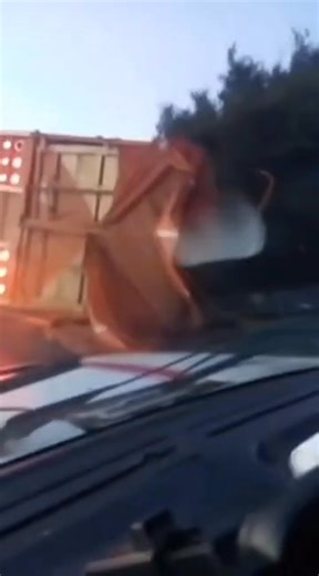 Uruapan❗Se reporta la volcadura de un camión cargado de limón sobre la carretera Uruapan -Paracho kilómetro 50, en la desviación hacia Capacuaro en el lugar conocido como "Tiro al Blanco". Hasta el momento, no se han reportado personas lesionadas en el incidente. Las autoridades están trabajando en el lugar para levantar el producto que ha quedado regado sobre la cinta asfáltica. Además, están realizando maniobras con una grúa para poner el vehículo sobre sus cuatro llantas y posteriormente tras