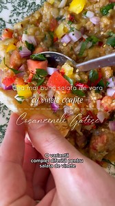 O varianta complet diferita pentru salata de vinete pe care trebuie neaparat sa o incercati pentru ca stim sigur ca va deveni preferata voastra. 📝Lista ingrediente: - 2 vinete mari; - putin ulei de masline; - sare si piper; - ardei gras (noi am folosit galben); - rosii cu gust; - ceapa rosie (merge si cea galbena sau ceapa verde); - patrunjel; - sucul de la jumatate de lamaie; - paine prajita pentru servire. 👩🏻‍🍳Mod de pregatire: Taiem vinetele pe jumatate si le punem pe o tava tapetata cu h