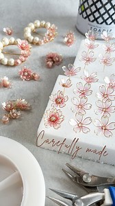 咲くまでの時間も、 花の一部だと思っています。 蕾だった桜が咲き始める頃、 この八重桜も 静かに完成へと近づいています。 幾重にも重なる花びらのように、 やさしさも重ねて。 大切にお届けします。 #minakoto #ハンドメイドアクセサリー #桜 #sakura #dipart | Flower jewelry