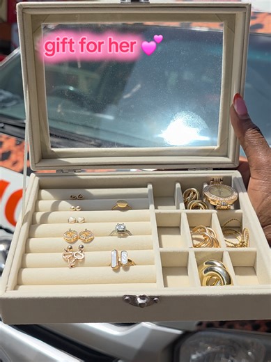 Jewelry Organizer: Stylish Storage Solutions for Accessories